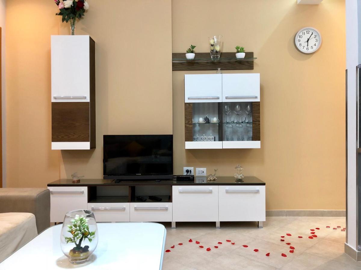 Hotel Queen Isabella Premium à Vlorë Extérieur photo